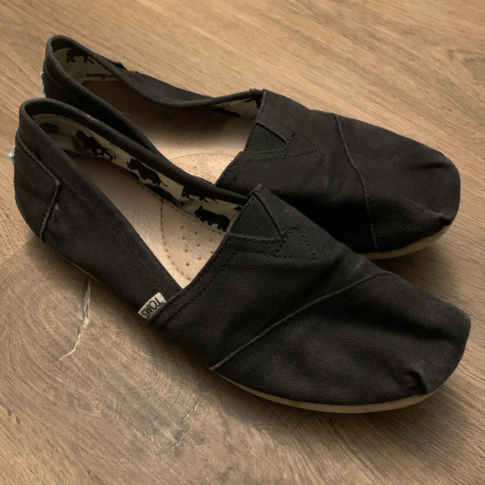 Women’s size 10 black TOMS